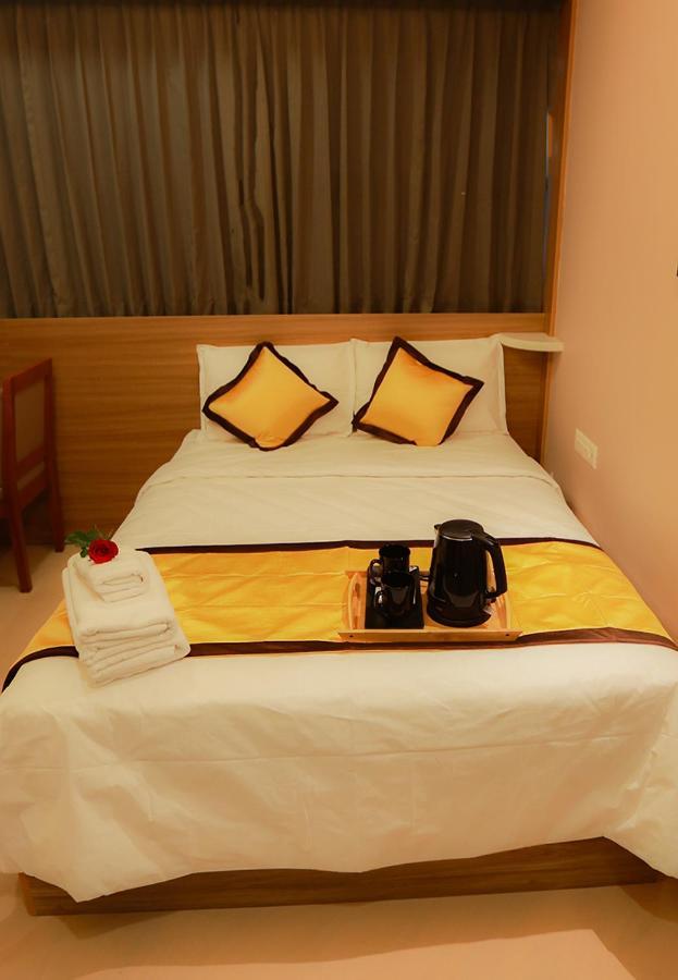 Hotel Emirates Kannangad Exterior photo